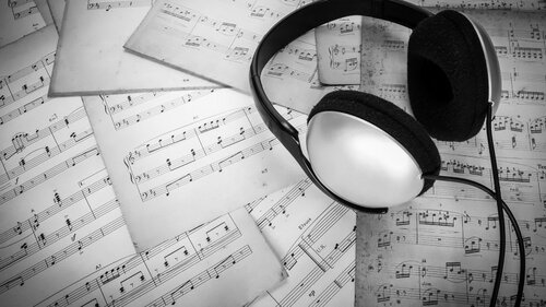 sheet-music-song-lyrics-headphones-music-ss-1920-800x450.jpg