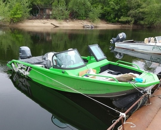 Лодки зеленого цвета. Лодка Волжанка зеленая. Зеленый катер. Салатовая лодка. Салатовый катер.