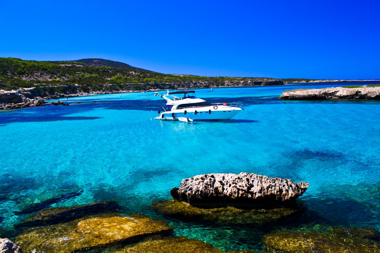 Голубая лагуна айя напа. Кипр лагуна. Кипр лагуна. Голубая лагуна акамас. Лагуна кипр.